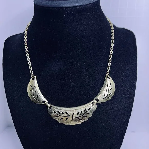 Vintage Gold Tone Leaf Bib Necklace And Clip On Earrings Set (5726) - Picture 2 of 10